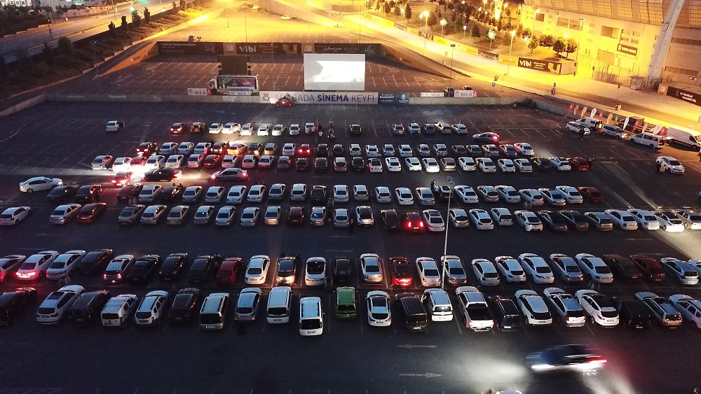 BAŞAKŞEHİR’DE “AÇIK HAVADA FİLM KEYFİ” SÜRÜYOR