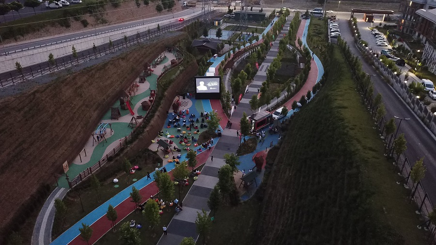 AÇIK HAVADA SİNEMA KEYFİNE ENGEL YOK