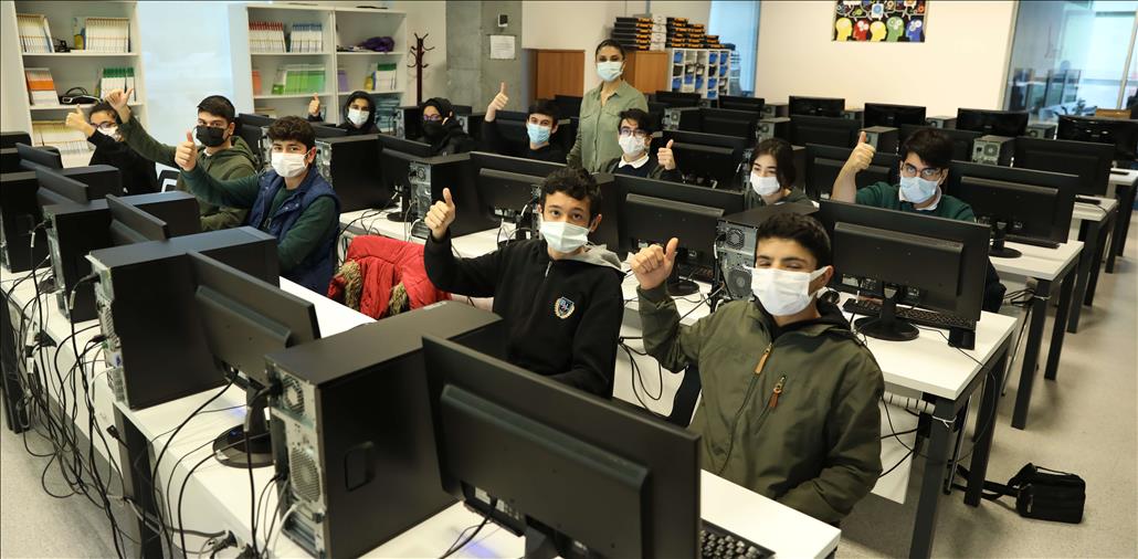 BAŞAKŞEHİRLİ GENÇLERE KODLAMA VE YAPAY ZEKÂ EĞİTİMİ