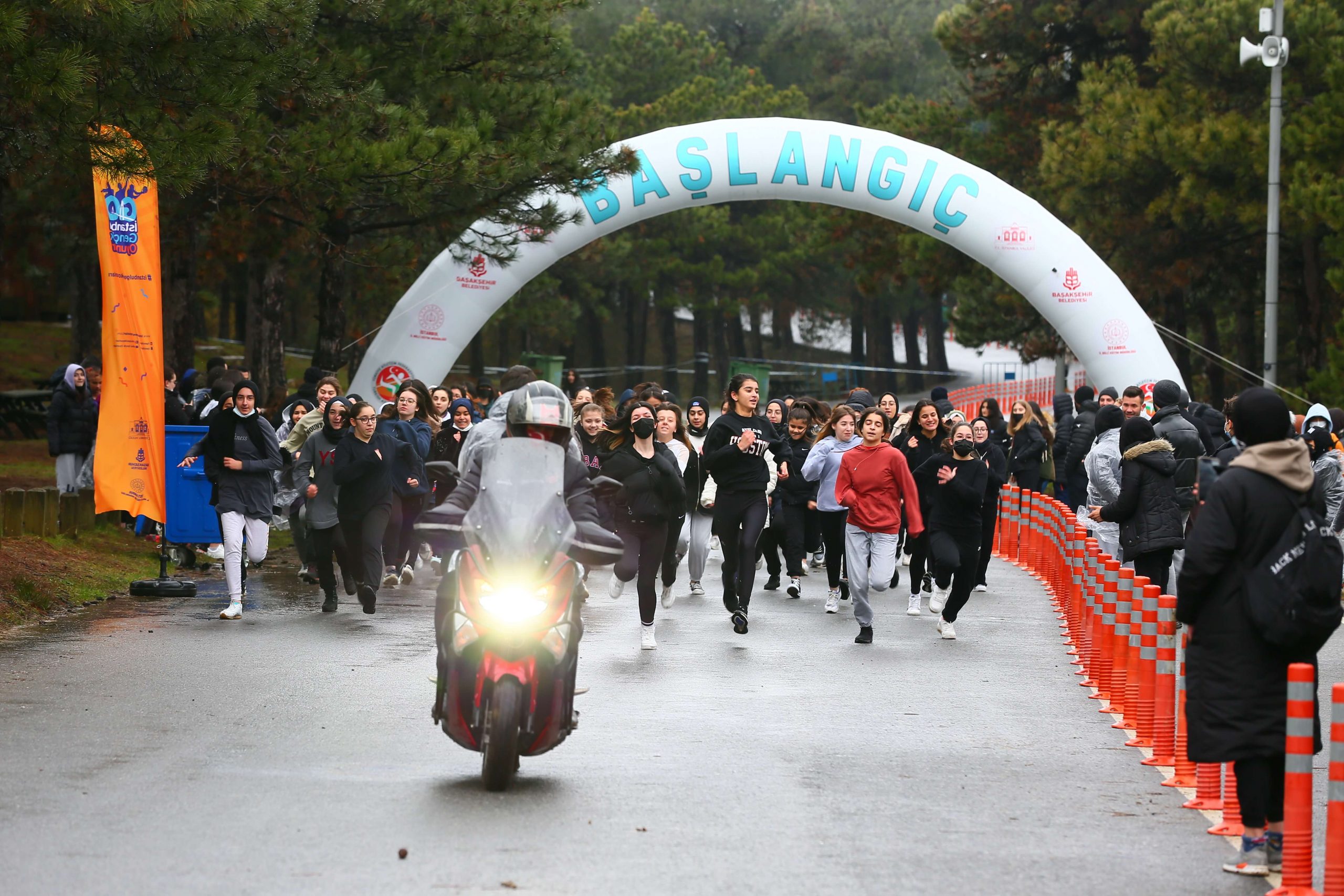 BAŞAKŞEHİR’İN EN HIZLI GENÇLERİ ŞAMPİYONLUĞA KOŞTU
