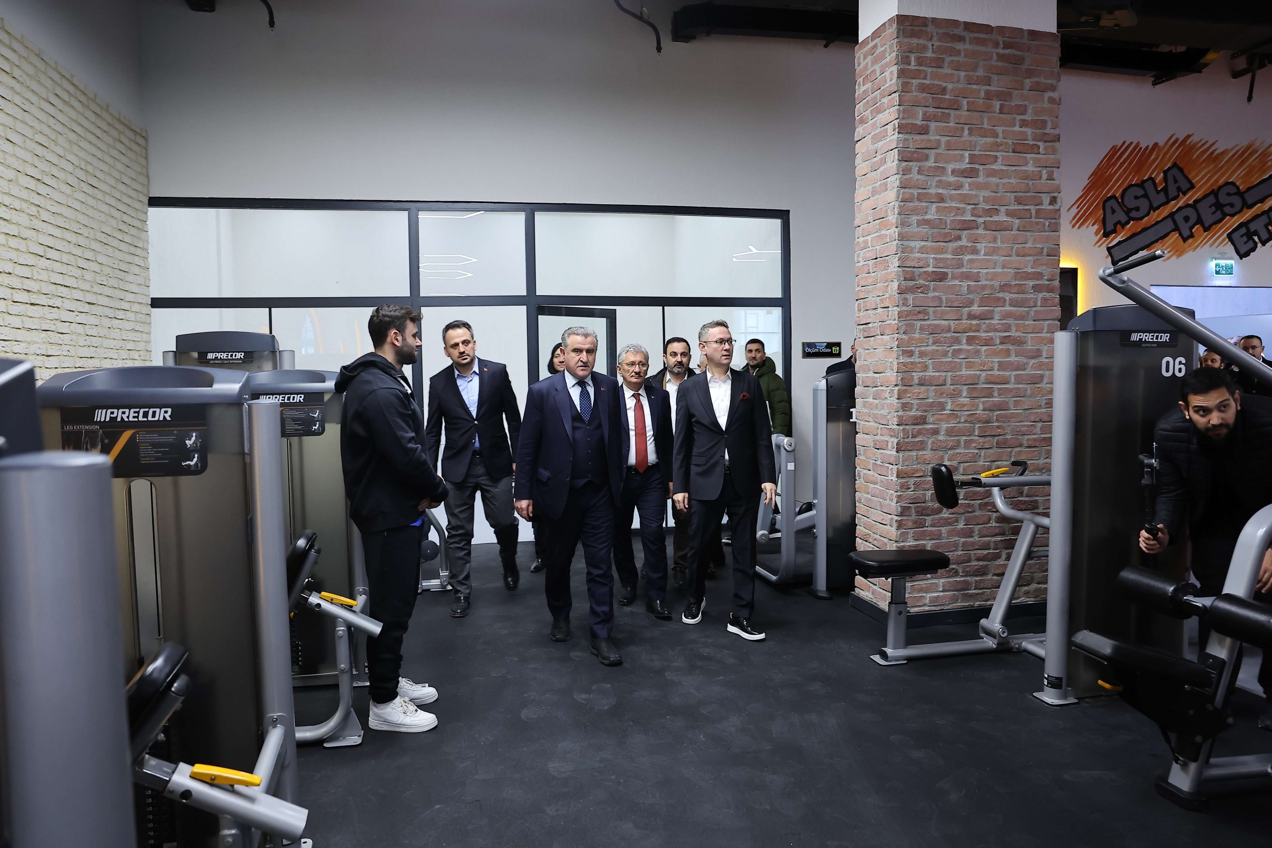 BAŞAKŞEHİR’DE YENİLENEN BAHÇEŞEHİR SPOR MERKEZİ HİZMETE AÇILDI