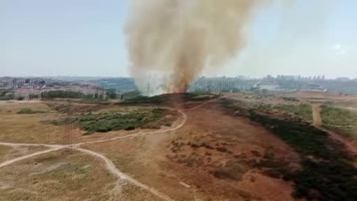 Başakşehir’de çayırlık arazide yangın çıktı