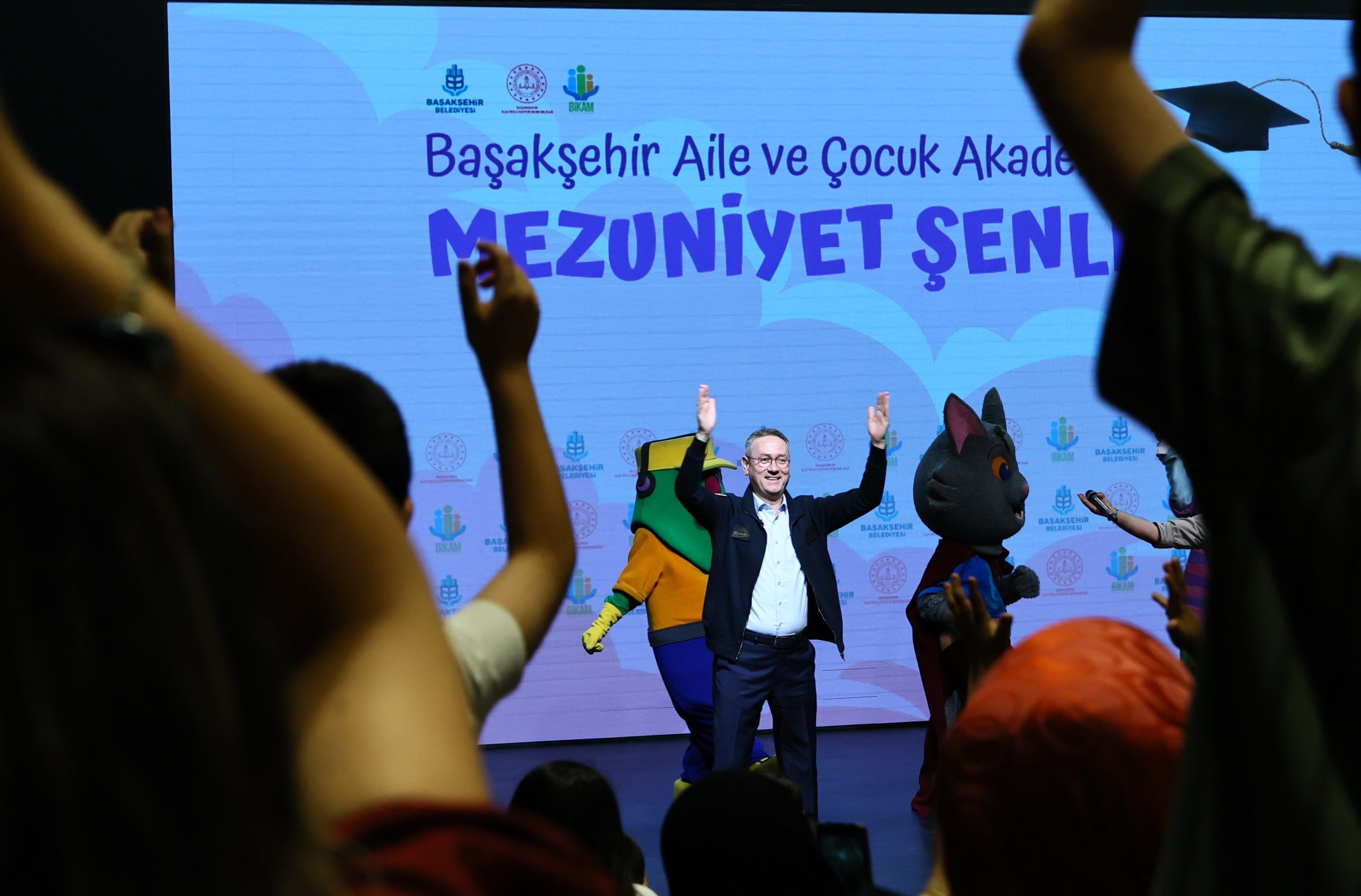 BAŞAKŞEHİRLİ MİNİKLER MEZUNİYET SEVİNCİNİ DOYASIYA YAŞADI