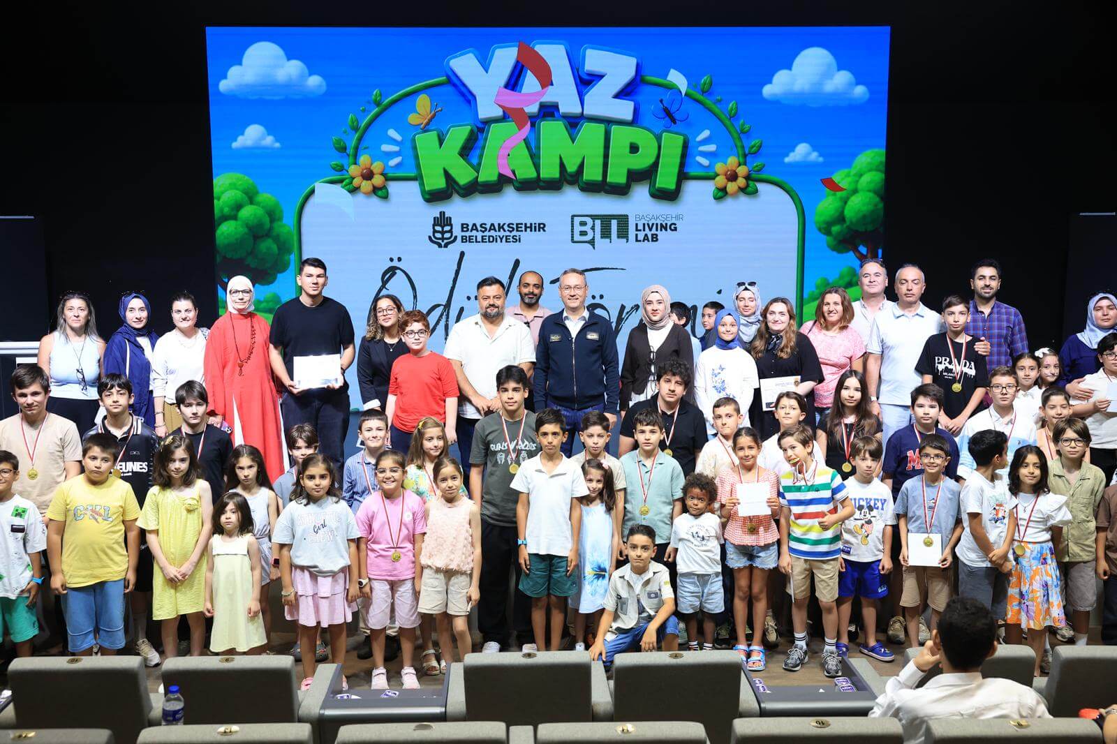 “ÇOCUKLARIMIZI TEKNOLOJİYİ ÜRETENLER OLARAK YETİŞTİRELİM”